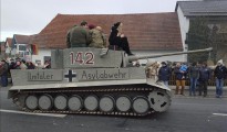 Fotografía faciliada hoy, 8 de febrero de 2016 de una carroza que simula un tanque con una inscripción que reza "Fuerza de Defensa de Asilo Ilmentaler" durante un desfile de carnaval en Reichtshausen, en le distrito bávaro de Pfaffenhofen (Alemania) ayer.