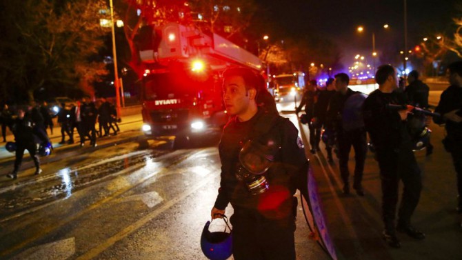 Equipos de emergencia en la zona de la explosión en Ankara, el 17 de febrero de 2015 