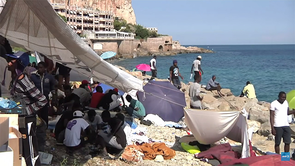 Inmigrantes africanos acampan en una playa de la localidad de Ventimiglia, en el norte de Italia, esperando la oportunidad de cruzar a la vecina Francia.