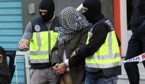 La policía traslada a uno de los detenidos en Ceuta
