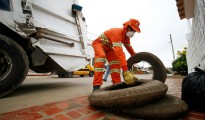 Un trabajador de la limpieza retira unos neumáticos para evitar que den cobijo al mosquito 'Aedes Aegypti', trasnmisor del zika, el 30 de enero de 2016 en Cucutá, Colombia