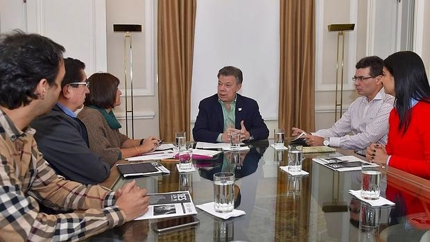 El presidente colombiano Juan Manuel Santos (centro), durante una reunión de seguimiento a las medidas adoptadas para controlar el virus del Zika, en el Palacio de Nariño de Bogotá (Colombia)