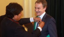 En la imagen, Evo Morales condecora condecora a José Luis Rodríguez Zapatero