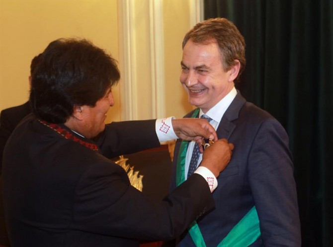 En la imagen, Evo Morales condecora condecora a José Luis Rodríguez Zapatero