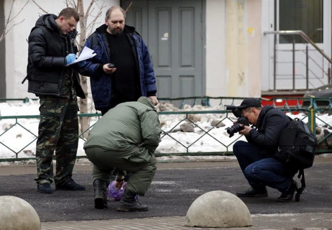 Varios agentes de la policía rusa inspeccionan la zona junto a la estación de metro de "Oktiabrskoye Pole" donde una mujer fue detenida el lunes tras pasearse con una cabeza decapitada en la mano, al parecer de una niña que tenía a su cargo, en Moscú (Rusia). 