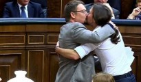 El apasionado beso de Iglesias y Domènech