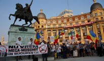 Patriotas rumanos se manifiestan frente a la sede del Partido Socildemócrata contra la construcción de de una "megamezquita" en el país
