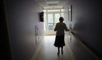 Una paciente con Alzheimer camina por un pasillo el 18 de marzo de 2011 en Angervilliers, Francia