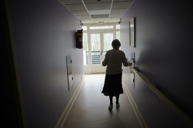 Una paciente con Alzheimer camina por un pasillo el 18 de marzo de 2011 en Angervilliers, Francia