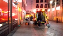 Fotografía facilitada por el Ayuntamiento de Madrid de los servicios de emergencias en el lugar donde un joven de 20 años ha muerto y otro de 18 ha resultado herido grave por apuñalamiento en dos sucesos muy próximos, en la zona de la Puerta del Sol de Madrid.