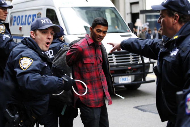 Manifestante detenido por agentes del Departamento de Policía de NY.