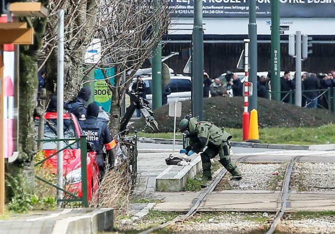 Un artificiero se aproxima a un paquete sospechoso durante una operación antiterrorista cerca de Mezier, en Bruselas (Bélgica) ayer. 