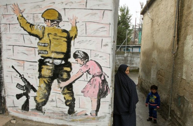 Una reproducción de un mural de Banksy en Hebrón el 11 de febrero de 2016