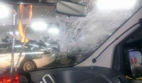 Imagen de los destrozos causados por la piedra de dos kilos en el coche de la Guardia Civil de Tráfico.