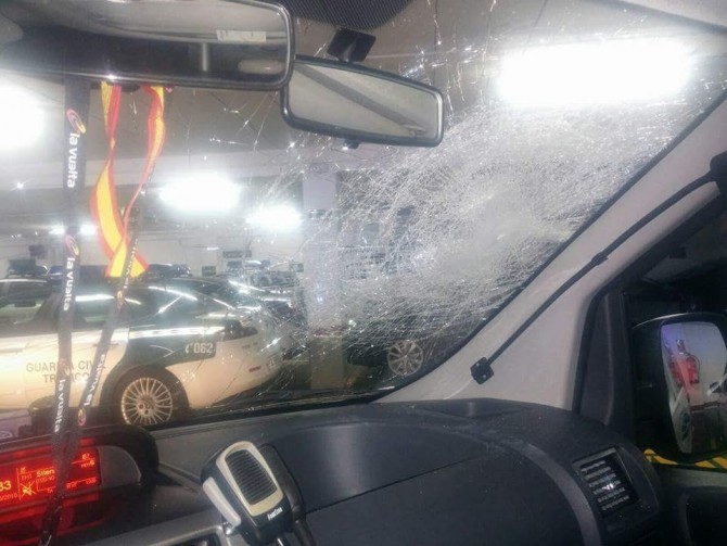 Imagen de los destrozos causados por la piedra de dos kilos en el coche de la Guardia Civil de Tráfico.