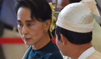 La Nobel de la Paz Aung San Suu Kyi habla, el 15 de marzo de 2016 en Naypyidaw, Birmania, con el portavoz de la Liga Nacional para la Democracia en el Parlamento, Win Myint