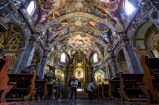 Un grupo de personas observa los frescos recientemente restaurados de la iglesia valenciana de San Nicolás. 