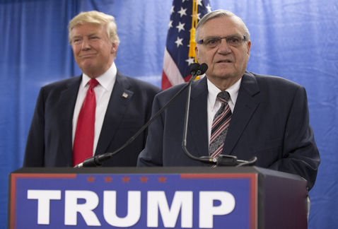 El republicano Donald Trump junto con el alguacil de Maricopa, Joe Arpaio, durante una conferencia en Marshalltown, Iowa.