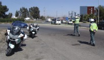 Fotografía facilitada por la Guardia Civil. Dos agentes de la Guardia Civil en un control de tráfico.