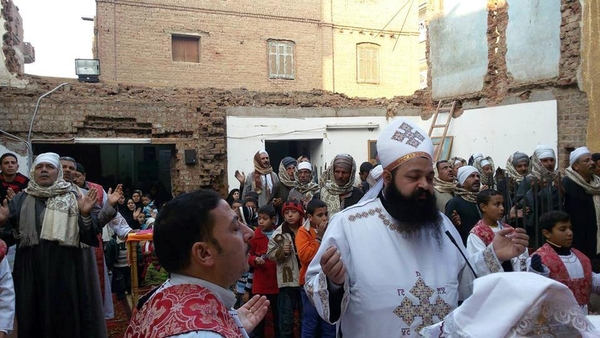 Los cristianos de Nag Shenuda celebraron la Pascua de 2015 en la calle después de que musulmanes locales quemaran su oratorio provisional y atacaran un servicio religioso doméstico.