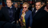 El cantante británico Elton John (c) el 3 de febrero de 2016 en Londres