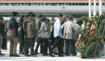 Varios familiares dejan rosas rojas en el monumento de recuerdo durante el acto de homenaje a las víctimas del accidente del vuelo Germanwings 9525, celebrado hoy en el aeropuerto de El Prat en la víspera del primer aniversario del siniestro.