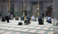 Un grupo de fieles reza en la Gran Mezquita de Bruselas.
