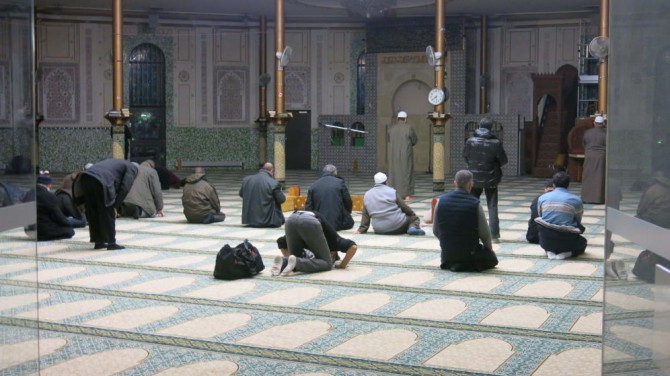 Un grupo de fieles reza en la Gran Mezquita de Bruselas.