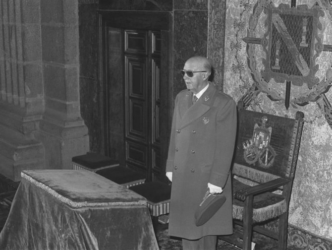 Imagen de archivo de Francisco Franco, presidiendo la celebración del funeral por el rey Alfonso XIII en la basílica del monasterio de El Escorial, en el 32 aniversario de su muerte.
