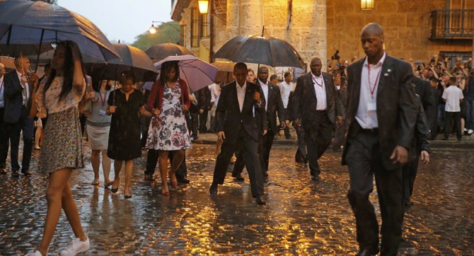 Obama recorre La Habana Vieja bajo la lluvia