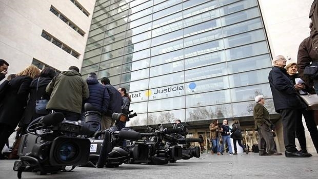 Periodistas ante la Ciudad de la Justicia de Valencia, donde se ha celebrado el jucio