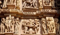 Esculturas inspiradas en Kamasutra en uno de los templos del complejo monumental de Khajuraho, en el centro de la India.