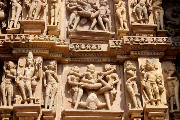  Esculturas inspiradas en Kamasutra en uno de los templos del complejo monumental de Khajuraho, en el centro de la India. 