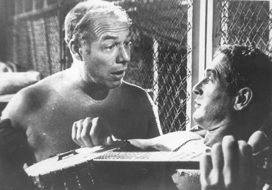 George Kennedy y Paul Newman, en "La leyenda del indomable"