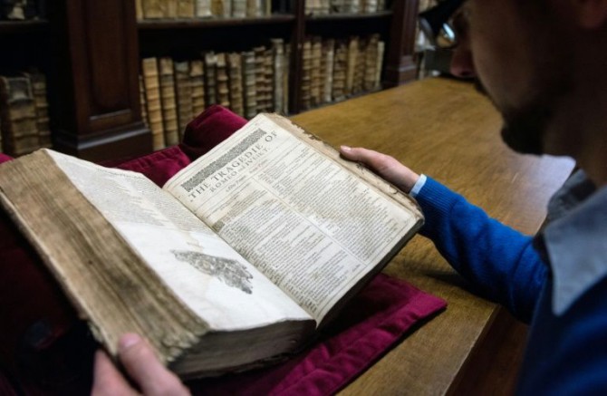 Remy Cordonnier, librero de Saint-Omer, cerca de Calais muestra el 25 de noviembre de 2014 un ejemplar del "First Folio", de Shakespeare que data de 1623