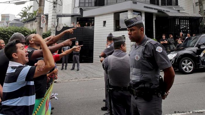 Manifestantes protestan por la detención de Lula frente a su casa de Sao Bernardo do Campo.