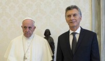 Francisco, con expresión circunspecta, junto al presidente argentino Mauricio Macri