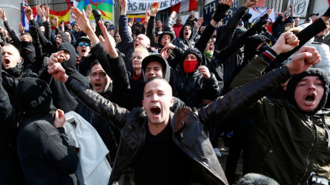 Los manifestantes corearon consignas contra el Estado Islámico