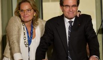 Artur Mas junto a su esposa, Helena Rakosnik, durante la noche del 25N