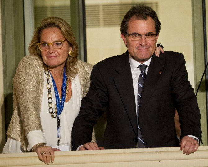 Artur Mas junto a su esposa, Helena Rakosnik, durante la noche del 25N