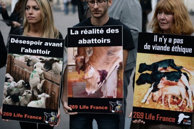 Defensores de los animales protestan contra el maltrato en los mataderos el 26 de septiembre de 2015 en la Plaza del Palacio Royal en París