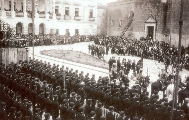 Milicias falangistas en la Plaza de San Juan (Badajoz) en 1936