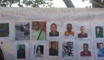 Fotos de los desaparecidos en las pancartas de los manifestantes que reclaman su aparición