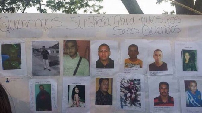 Fotos de los desaparecidos en las pancartas de los manifestantes que reclaman su aparición