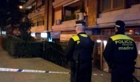 Imagen facilitada por Emergencias Madrid, de miembros de la Policia Municipal, en la zona donde esta noche un hombre de 41 años ha fallecido y otro de 44 ha resultado herido grave a consecuencia de un tiroteo.