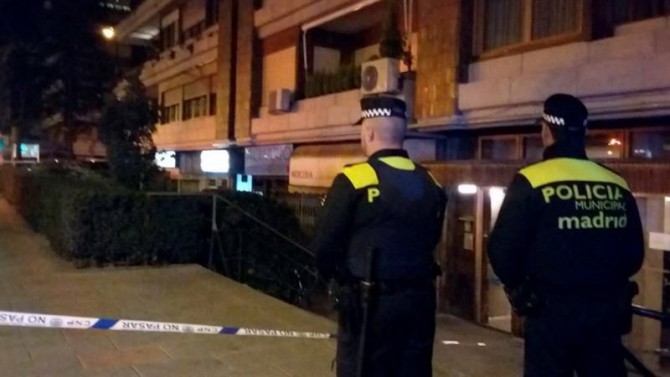 Imagen facilitada por Emergencias Madrid, de miembros de la Policia Municipal, en la zona donde esta noche un hombre de 41 años ha fallecido y otro de 44 ha resultado herido grave a consecuencia de un tiroteo. 