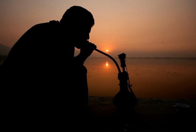 Un cachemir fuma en "narguila" (pipa de agua).