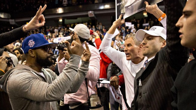 Un afroamericano hace un gesto despectivos a simpatizantes de Donald Trump de raza blanca