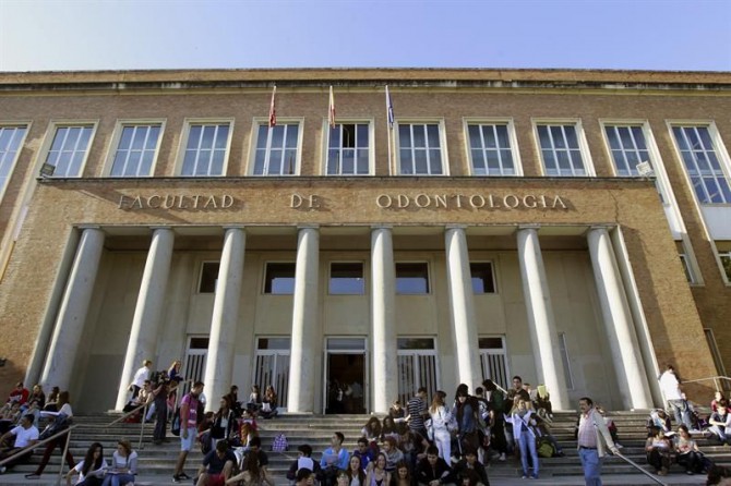 Estudiantes en las escaleras de la Facultad de Odontología de la Universidade Complutense de Madrid.