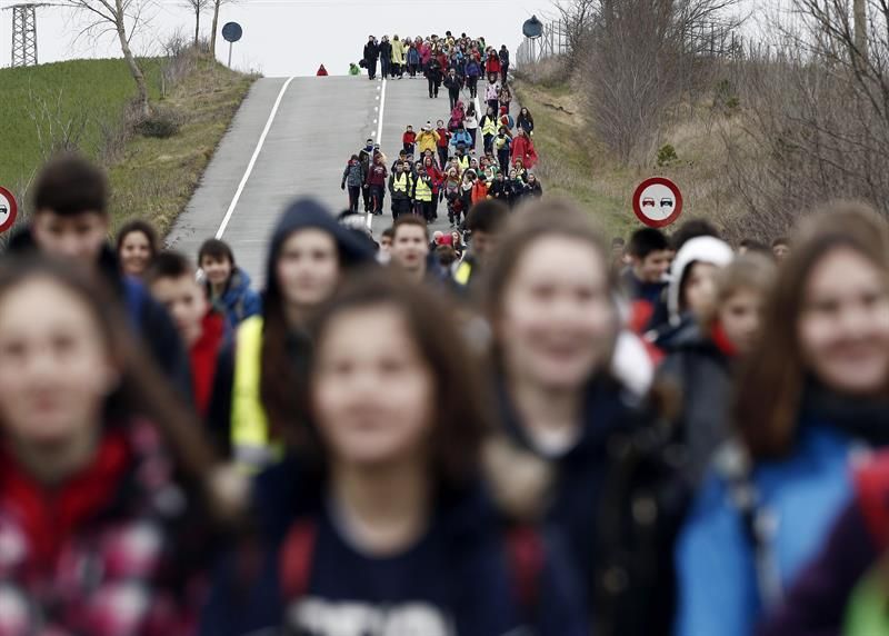 Bajo el lema 'Peregrinos de la Misericordia' miles de peregrinos caminan hasta el Castillo de Javier, cuna del patrón de Navarra para culminar con una misa oficiada por el Arzobispo de Pamplona y obispo de Tudela, Francisco Pérez, la primera de la Javieradas 2016.